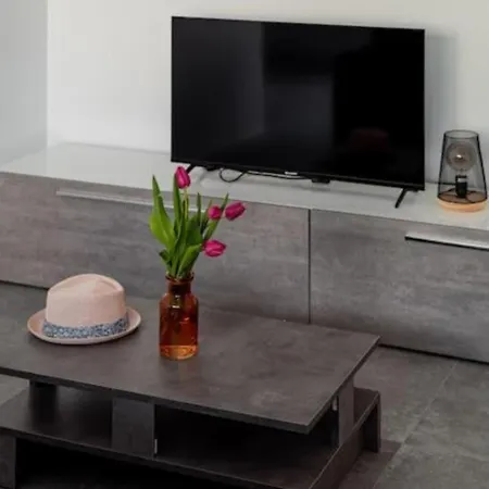 Amazing 2 Bed In Centre - Designer Finish *