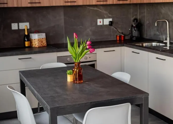 Amazing 2 Bed In Centre - Designer Finish Apartment