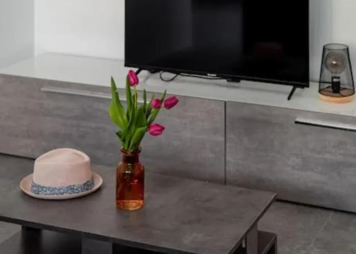 Amazing 2 Bed In Centre - Designer Finish *